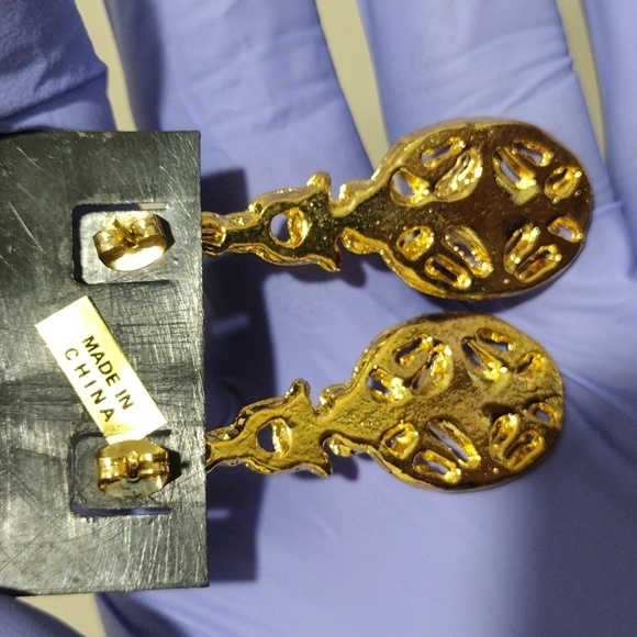 Women's Stylish Gold-tone Filigree Black Color Stone Drop Dangle Earrings, 1.75" - Picture 4 of 5